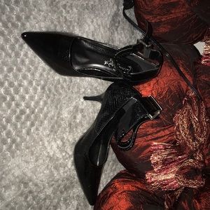 I’m selling black heels